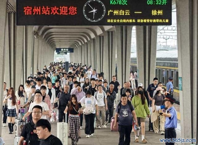 宿州站使命主说念主员在站台引导大客流安全有序乘降。 祝海侠摄