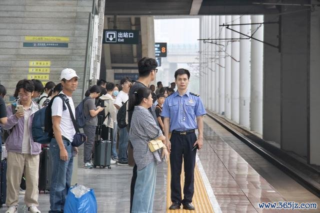 阜阳西站使命主说念主员组织搭客有序检票进站。 谷晨 摄