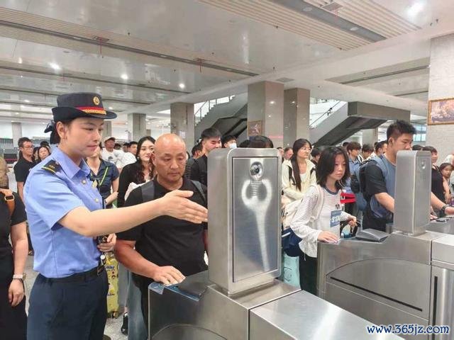 阜阳西站使命主说念主员组织搭客有序检票进站。 谷晨 摄